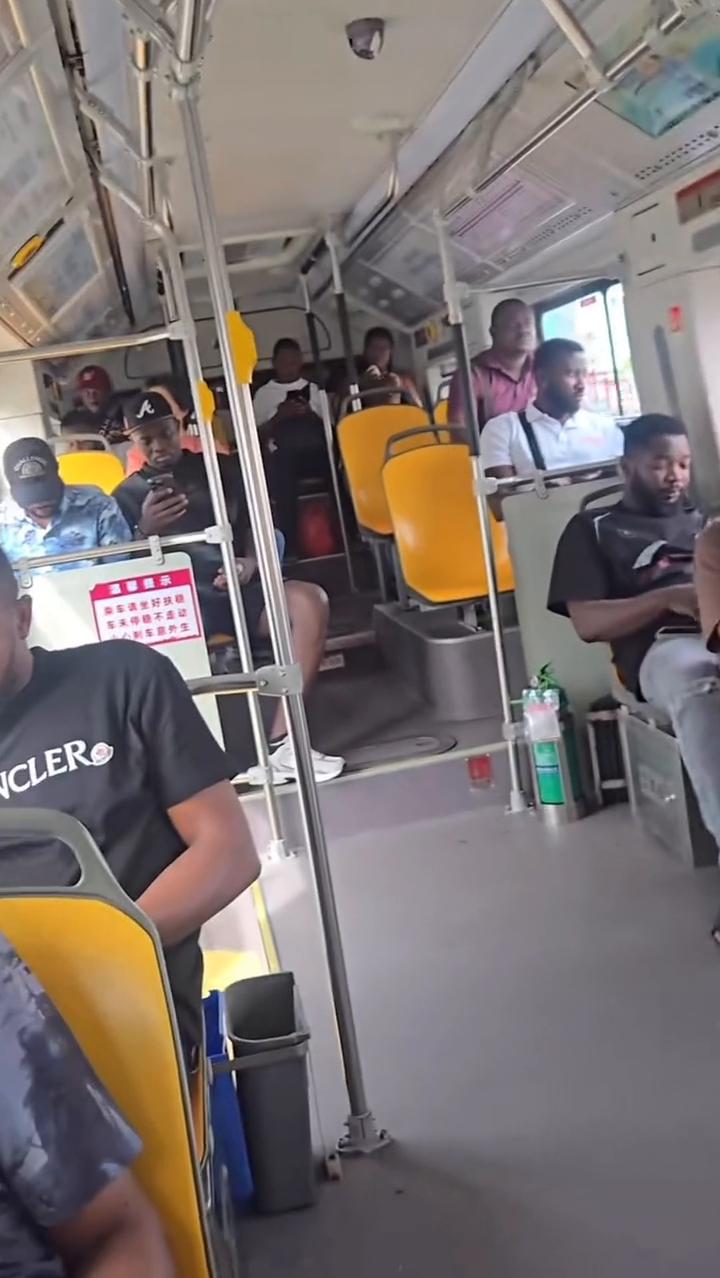 大唐路口到了，下车请注意安全。大唐路口到了，落车请注意安全。大唐路灯下车，请注意