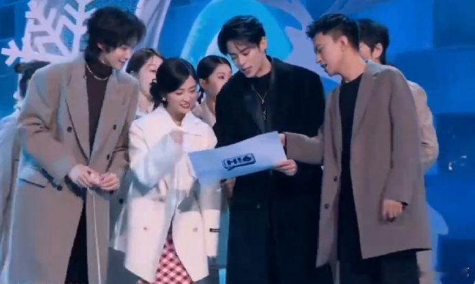 王鹤棣沈月还是熟悉的寺菜味 探班路透甜到上头！两人打打闹闹、对视爆笑，默契互动全