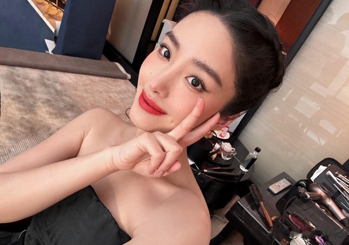 姐姐鲨疯了！杨采钰最新自拍美照曝光，烈焰红唇好吸睛啊！
近日，杨采钰在社交平台上