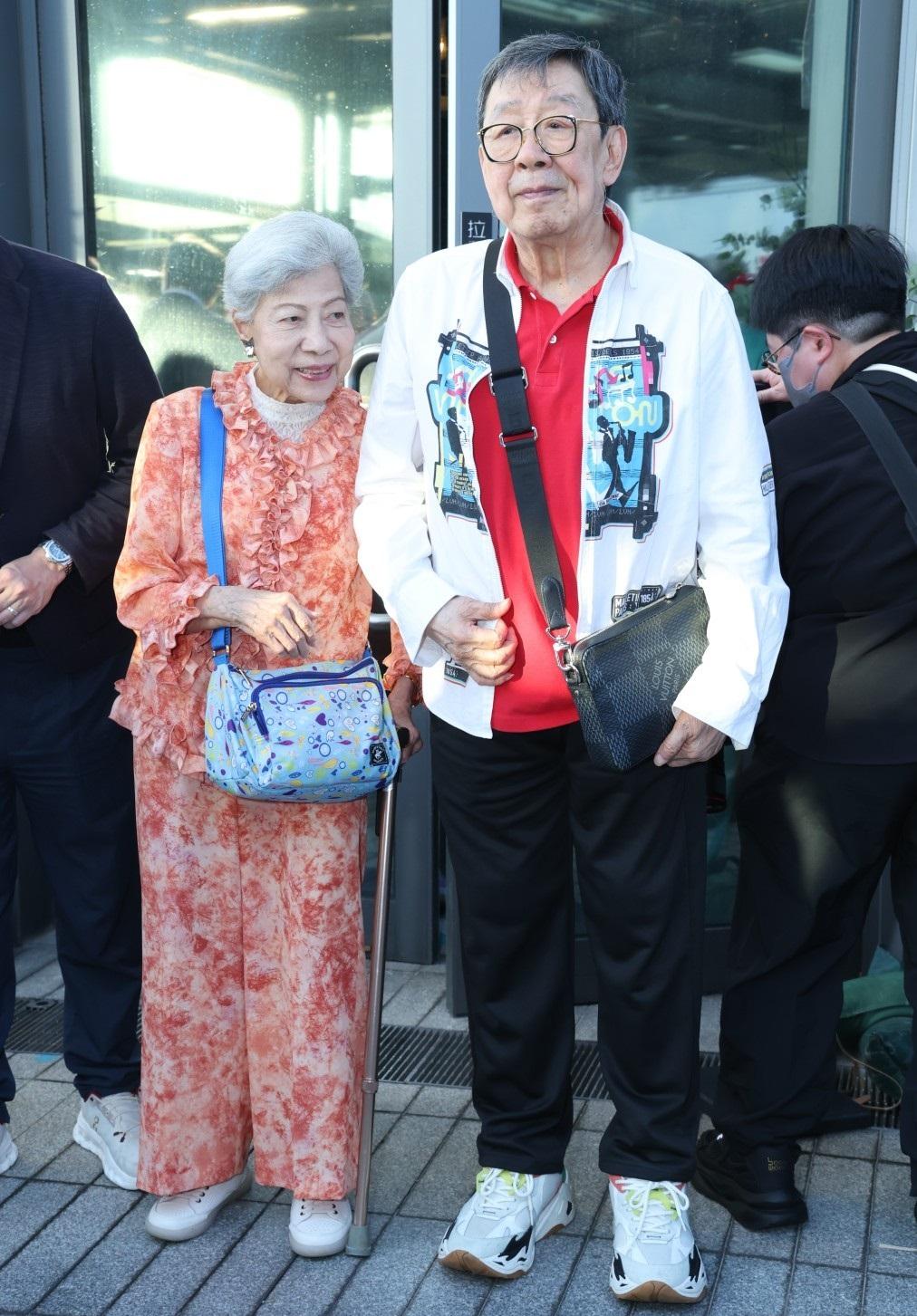 香港演艺界资深艺人齐聚启德，为"全球华人流行音乐总会"乔迁庆典助阵。10月11日