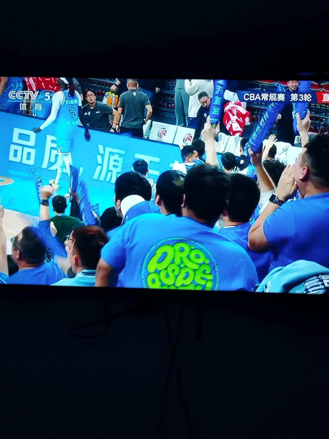 主场哨为什么不能制止呢。

篮协这帮管理人员就不能制定个规则，约束一下裁判员。