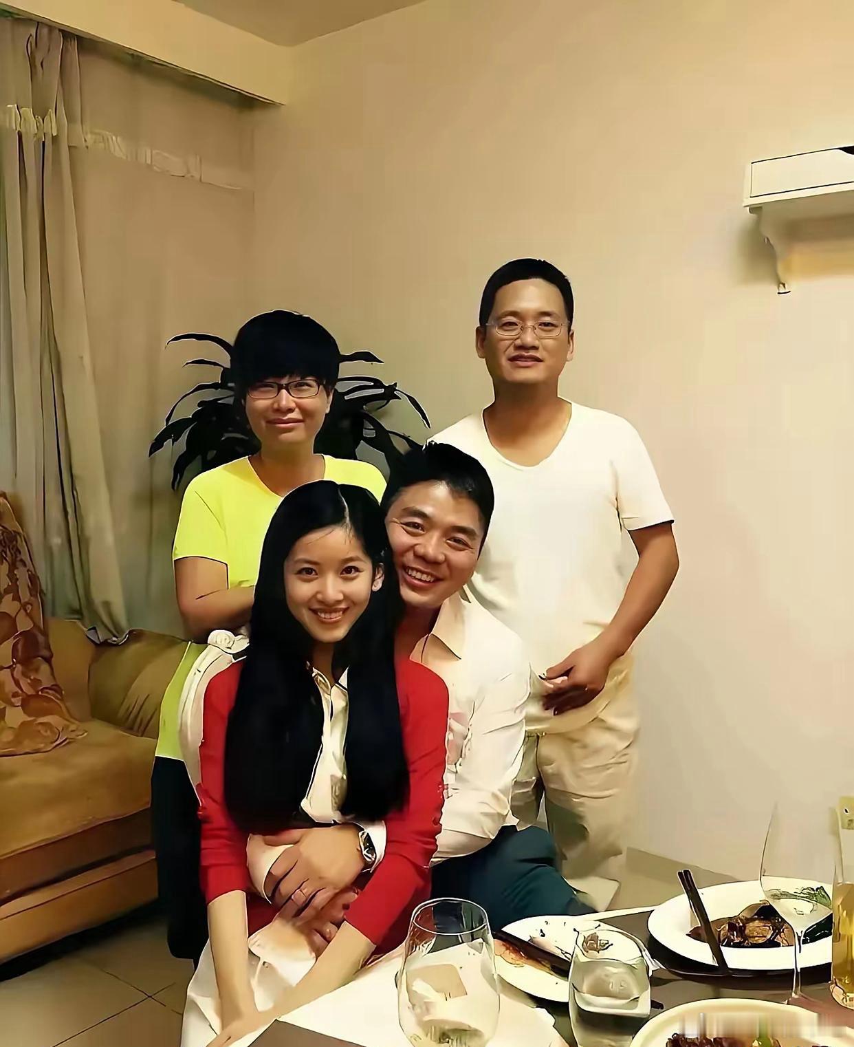 恋爱时的章泽天还是清华的学生，刘强东已是功成名就的京东大老板！但是刘强东不仅带着
