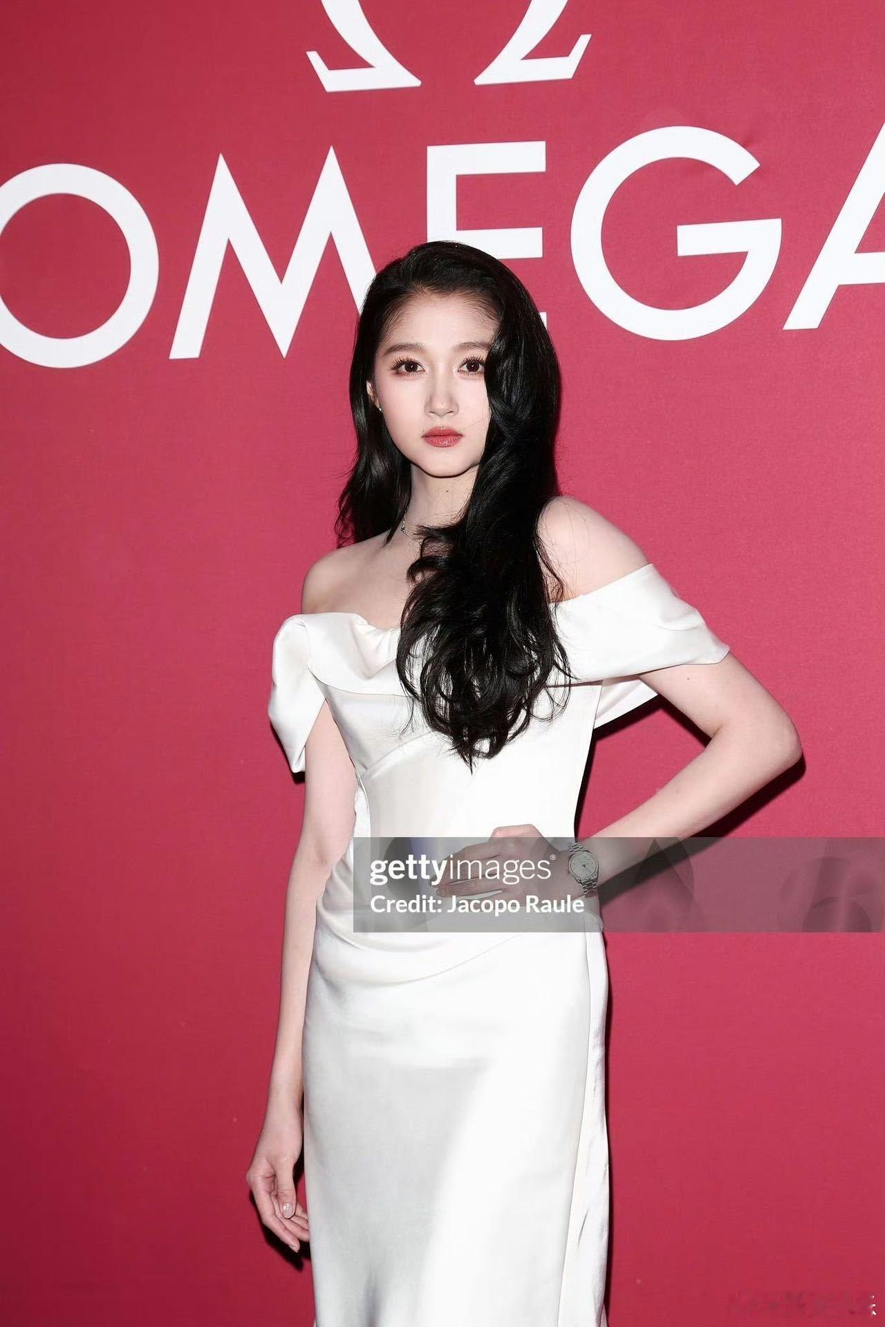 g社关晓彤生图  扛住g社生图的美貌，外语交流从容得体，状态好好关晓彤米兰活动g