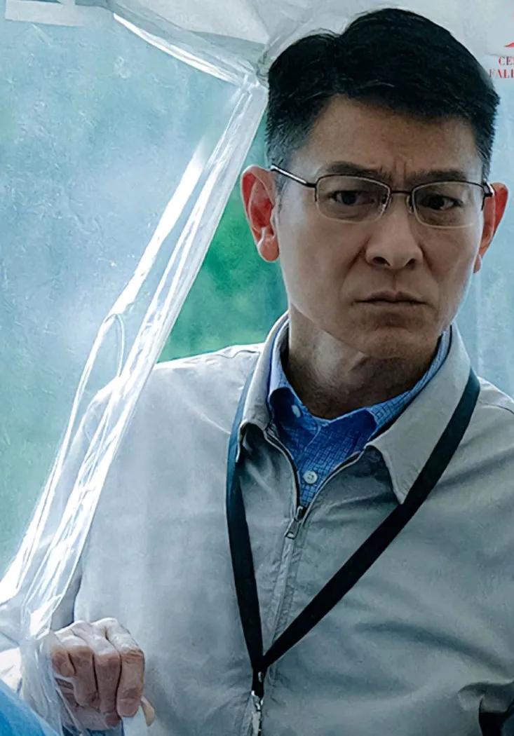 感觉香港明星和内地明星一些观念很不一样，香港很多明星60多岁了依然很活跃，依然在