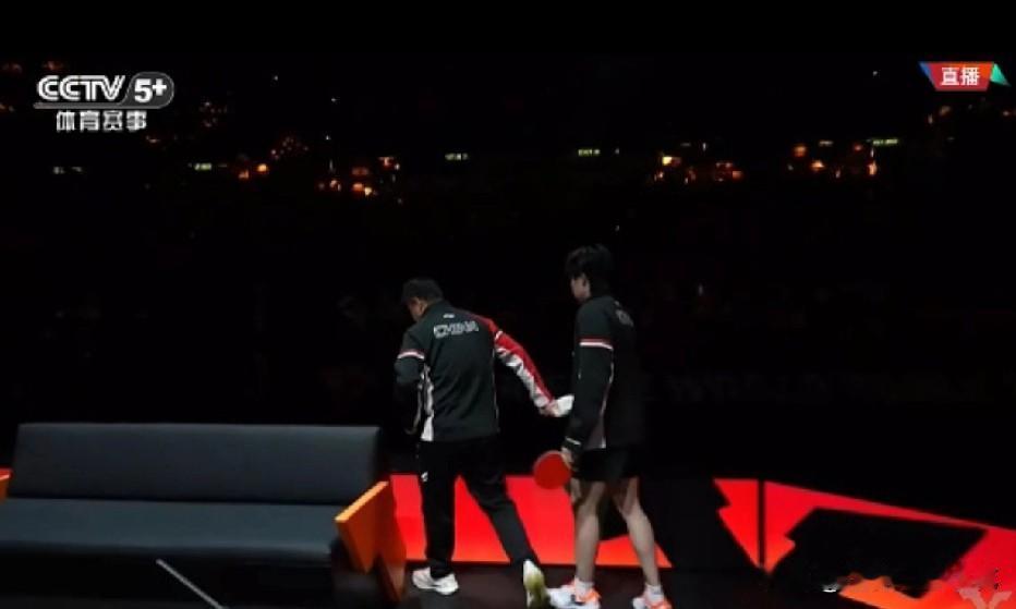刚刚王楚钦宣布退出wtt香港总决赛，看着他走到场地和莫雷加德拥抱，和裁判握手，时