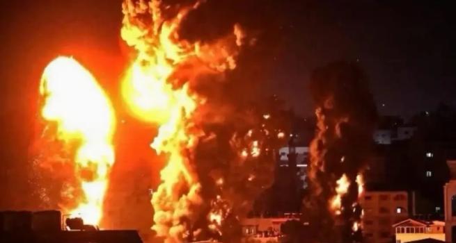 深夜复仇指令落地！伊朗突袭波斯湾美军基地，180人决策直戳美军要害

波斯湾深夜