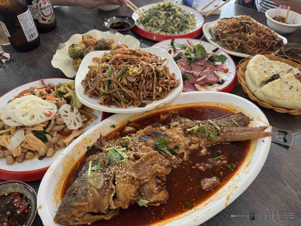 今天中午特意去几十公里外的一家河南餐厅吃饭。
饼面都是好吃的，但又都是我不能多吃