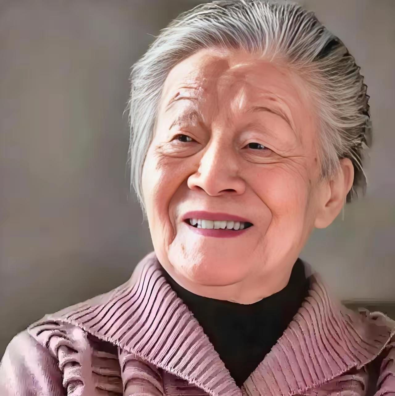 杨绛先生说：“当一个家庭一碗水端不平的时候，只有牺牲那个最善良的，才能风平浪静，