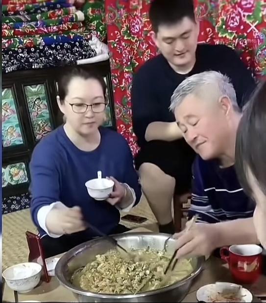 本山大叔家吃饭真有意思，还是农村作派，整个大盆乱炖一锅，大家谁也不嫌弃谁，男男女