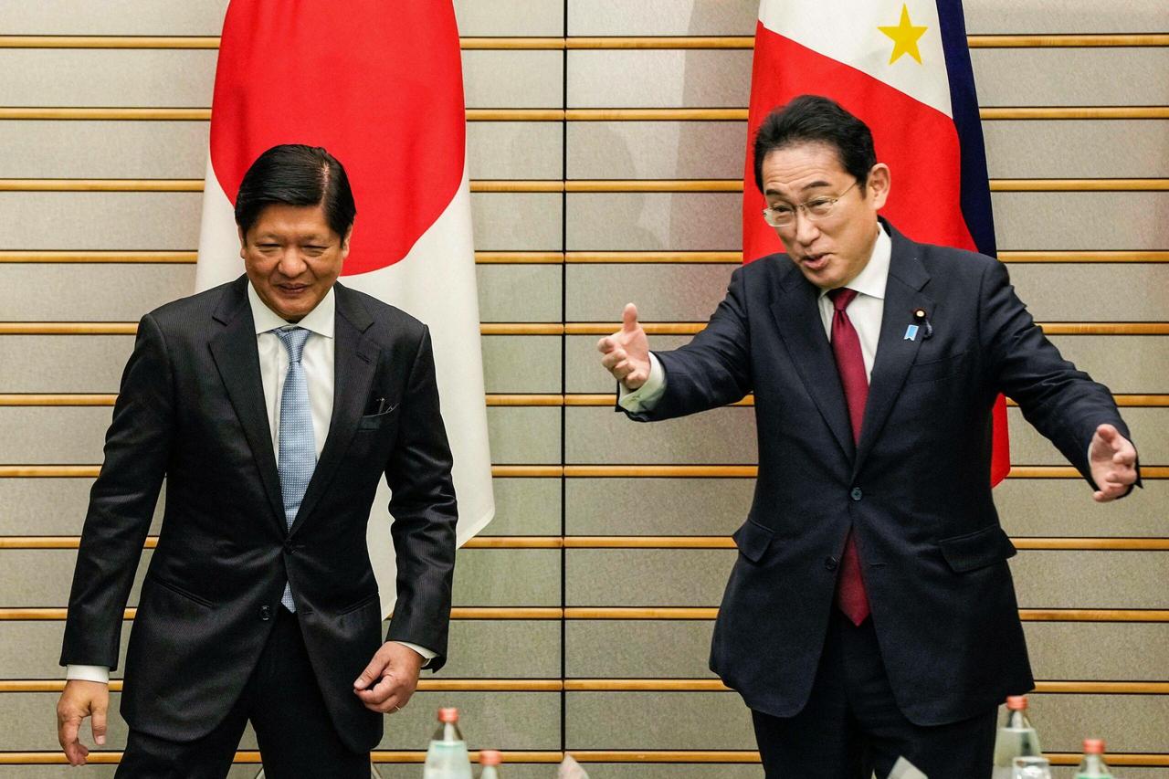 日本一边在国内推进修宪扩军，一边在国际上否认、美化二战侵略历史，试图打造 “和平