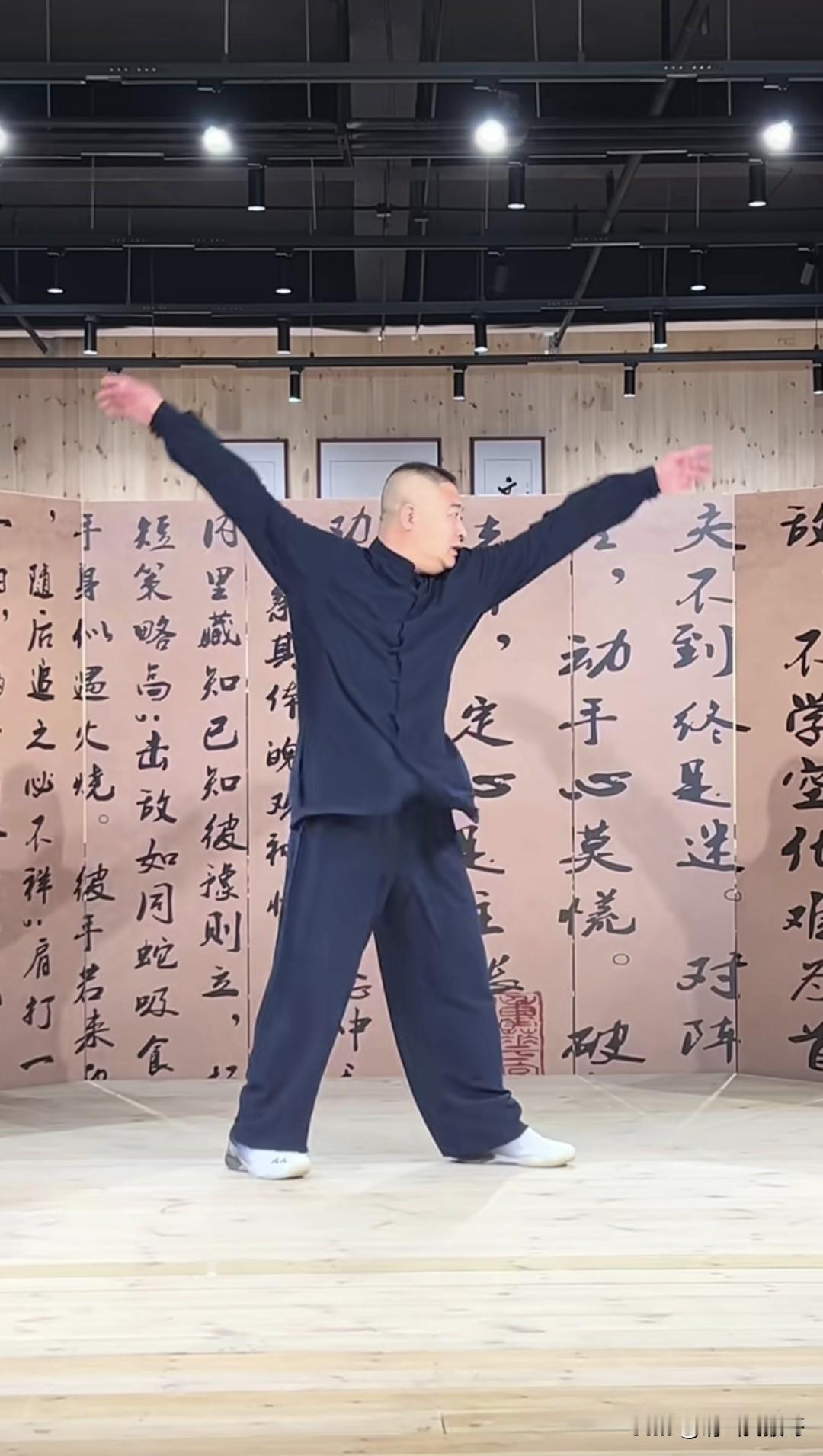 自媒体上有个很奇怪的现象，那就是教我们健身养生的博主，大多都是五六十岁的，基本上