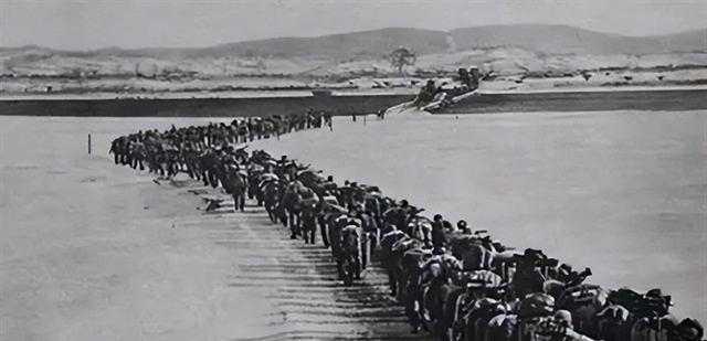 1951年，几名志愿军战士正沿着公路搜索，突然听到路边的草丛里，传来一声微弱的呼