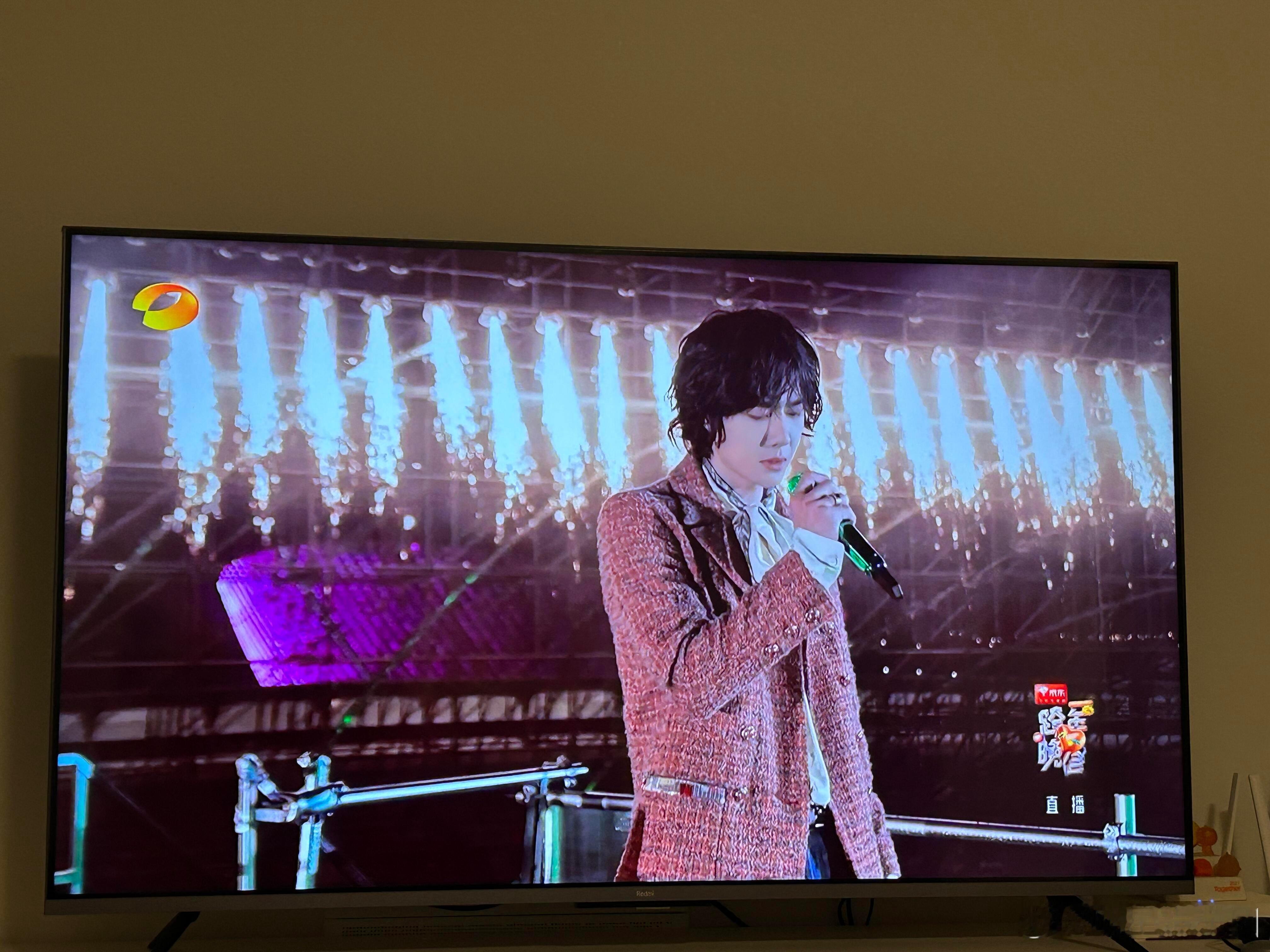 王一博吊威亚飞起来了 本来觉得王一博的节目摄影师要扣鸡腿的没拍到，就是吊威亚那一