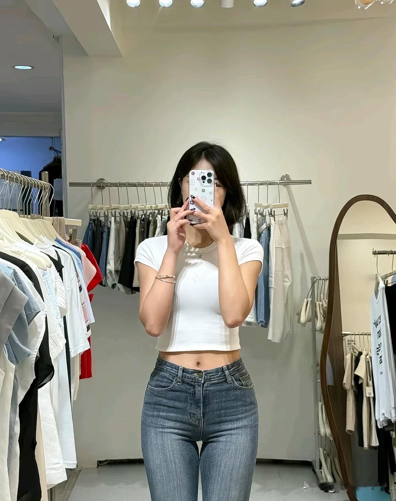 这身衣服感觉不错，既显身材，又物美价廉。爱了爱了。展示身材的上衣