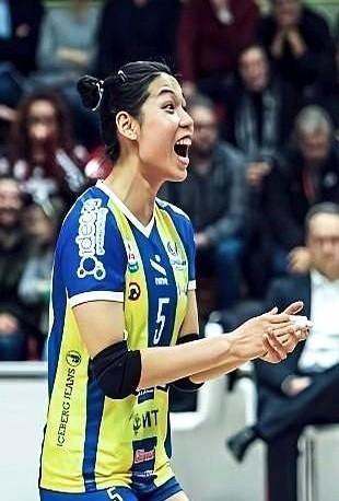 隔山跨海的沙场。
意甲联赛打到第四轮，火药味从屏幕里往外渗。
科内利亚诺的主场，