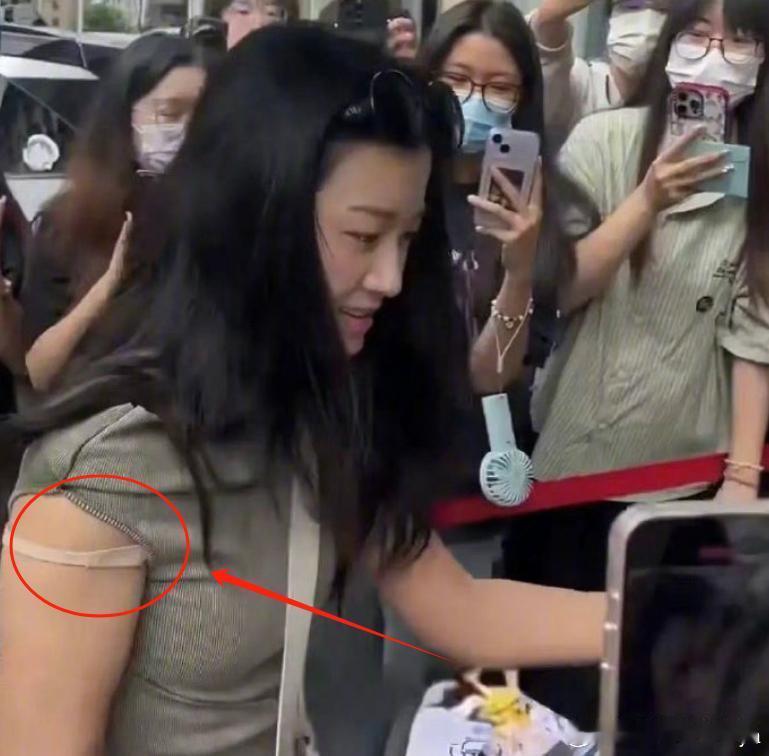 #卢昱晓生图被审判#卢昱晓素颜生图被审判，内衣肩带掉落引注目，一些行为被指邋遢和