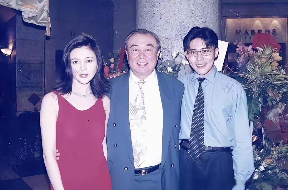 关之琳和弟弟都像爸爸呀，遗传了爸爸的高颜值，两姐弟五官都好看，弟弟也是又儒雅又帅