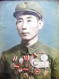 1948年，小战士平太信在路边解手时，突然发现一个头戴钢盔的国军士兵，他大喜，随