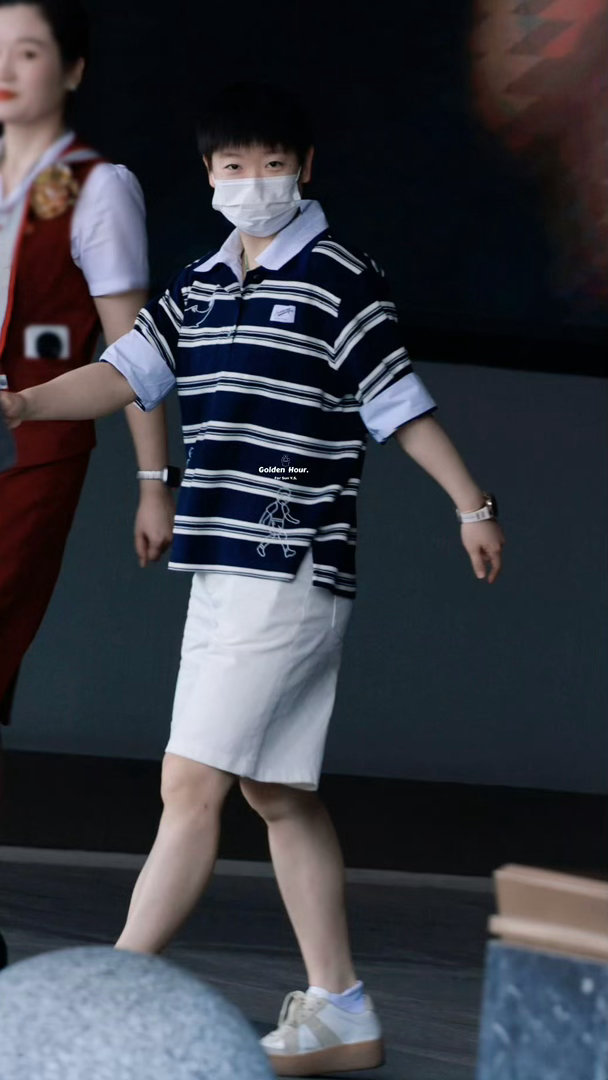 宝宝衣服上有🦈和小人🤓好好看 