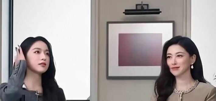 翁青雅跨界主持采访朱珠整出了“社交灾难现场”，这事儿直接上了多个热搜。她采访时自