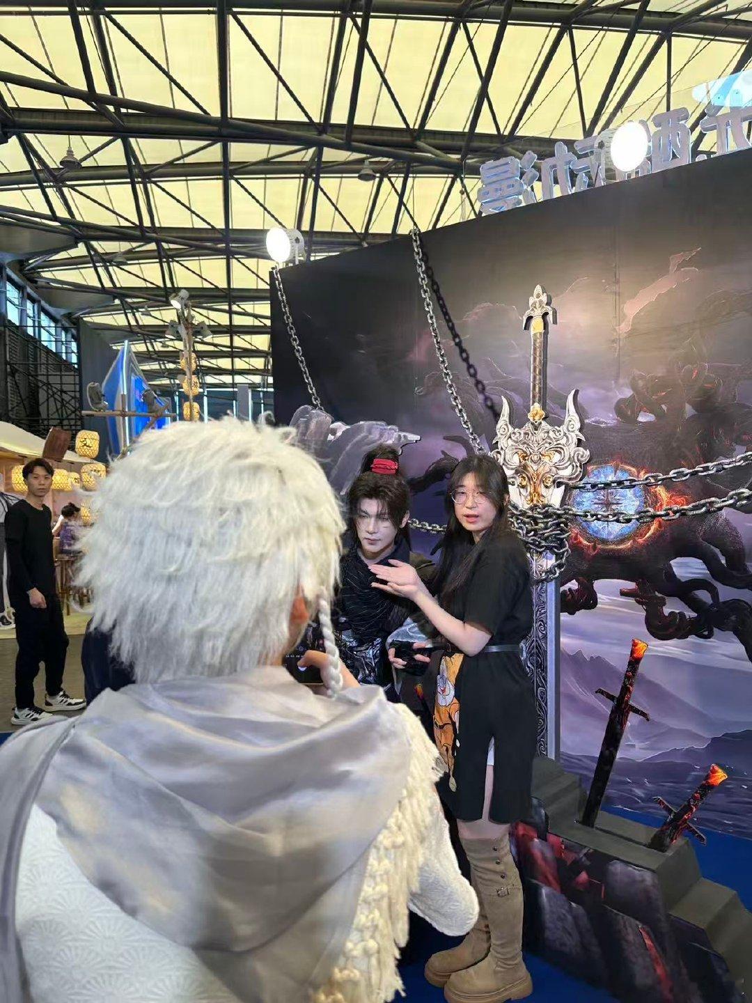 许青捕凶司造型营业反差感光阴之外来给饭撒上强度了许青捕凶司线下营业现场，真的把《
