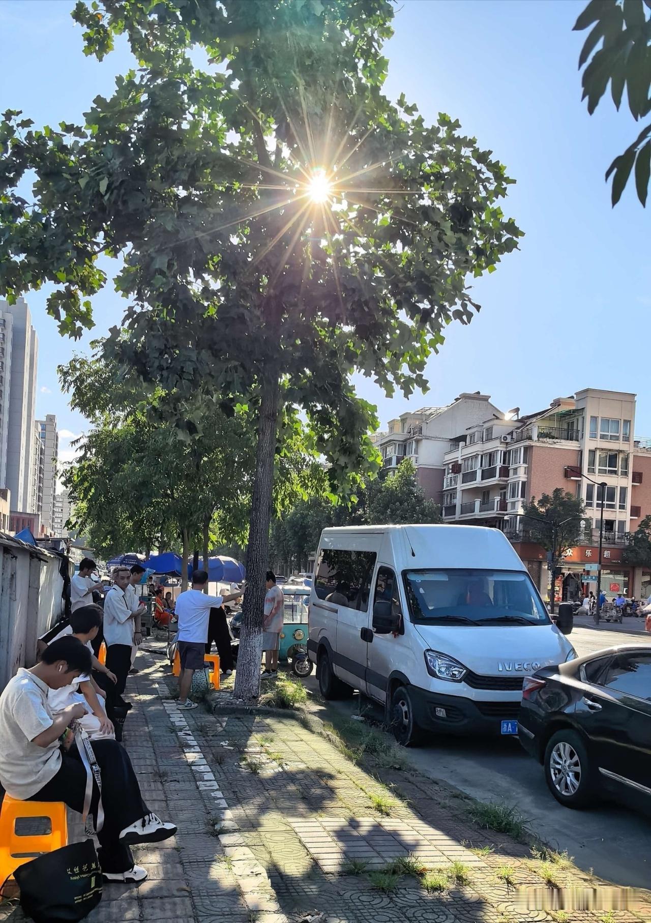 小区几里之外有一所理发学校，每年招收不少学员，为了增强学生的动手能力，他们会带学
