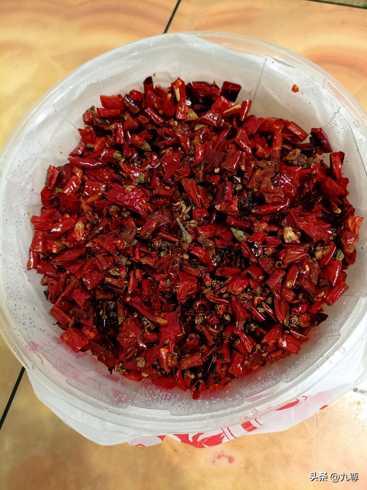点了个外卖，口水鸡，只有辣椒没什么鸡，至于口水，不知道有没有。为什么叫口水鸡呢，