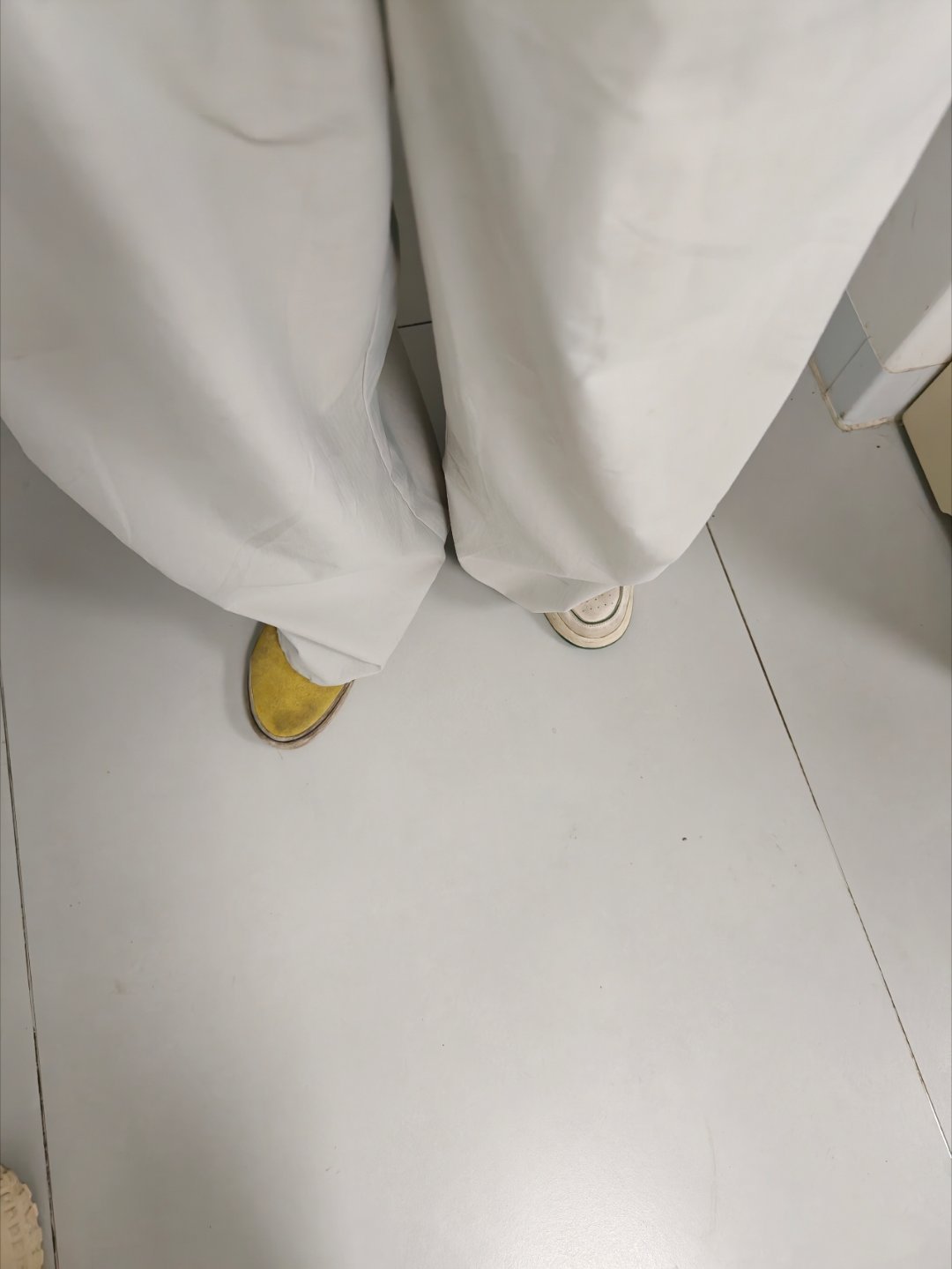 很突然，小狗突然就又吐又拉不到一小时就有点昏迷了。赶紧到附近的24小时动物医院。