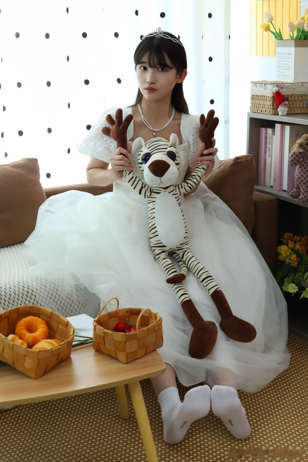 白色婚纱，皇冠加冕，眼神清澈的像公主一样可爱～ ​​​