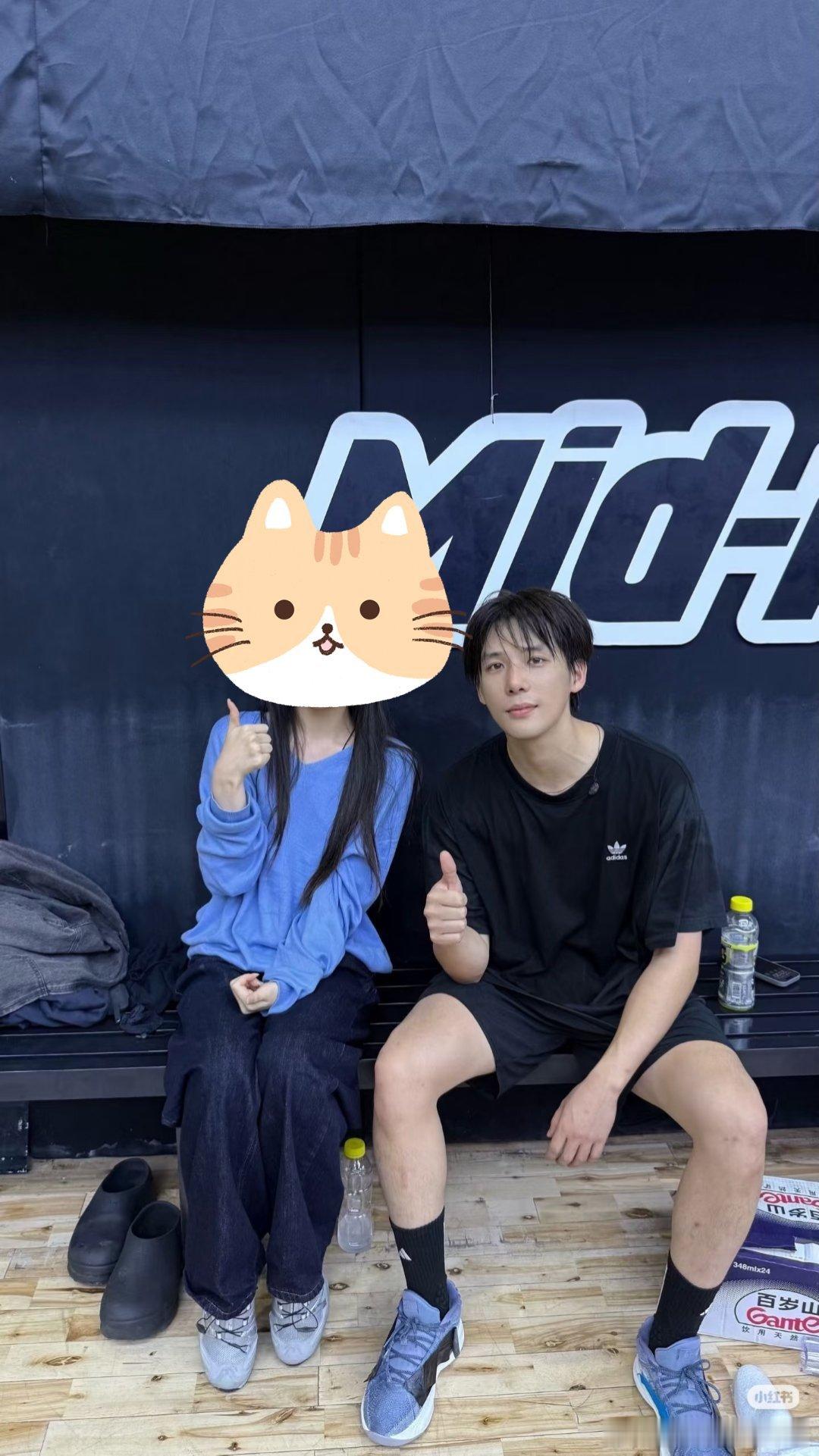 我整个人都不好了！！！！全世界都在偶遇我老公王安宇，他！！！他还跟…别的女生打视