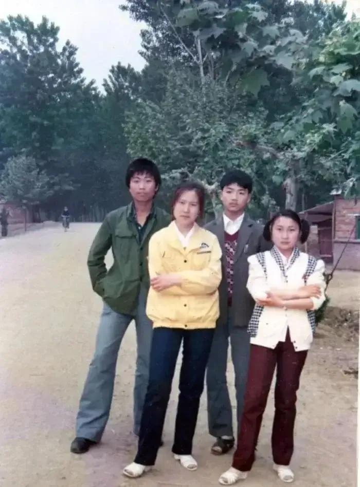 刘强东小时候家里并不穷，他考上大学时村里人送鸡蛋集资供他上大学有夸张的成分。

