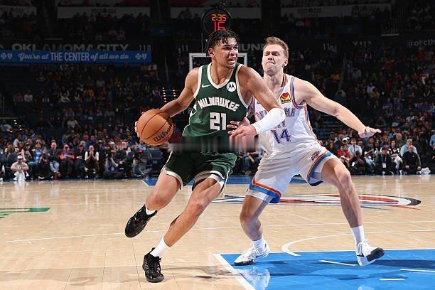 吉昂在最近两场比赛中分别拿到了17分3篮板和19分11篮板6助攻1抢断4盖帽，投