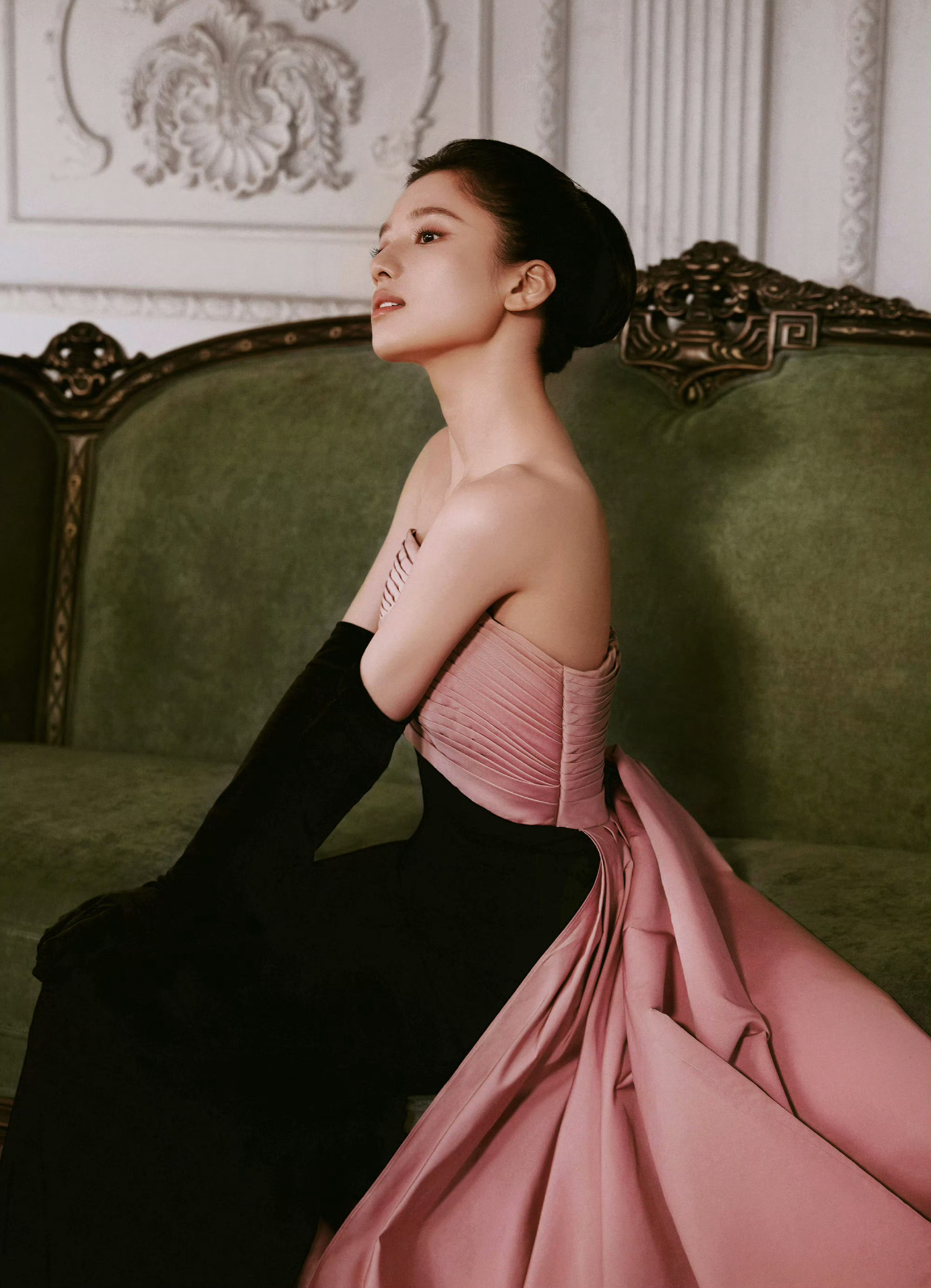 #张婧仪粉黑长裙##张婧仪赫本风#张婧仪最新粉黑长裙造型，蔷薇粉堆叠出旖旎满境，