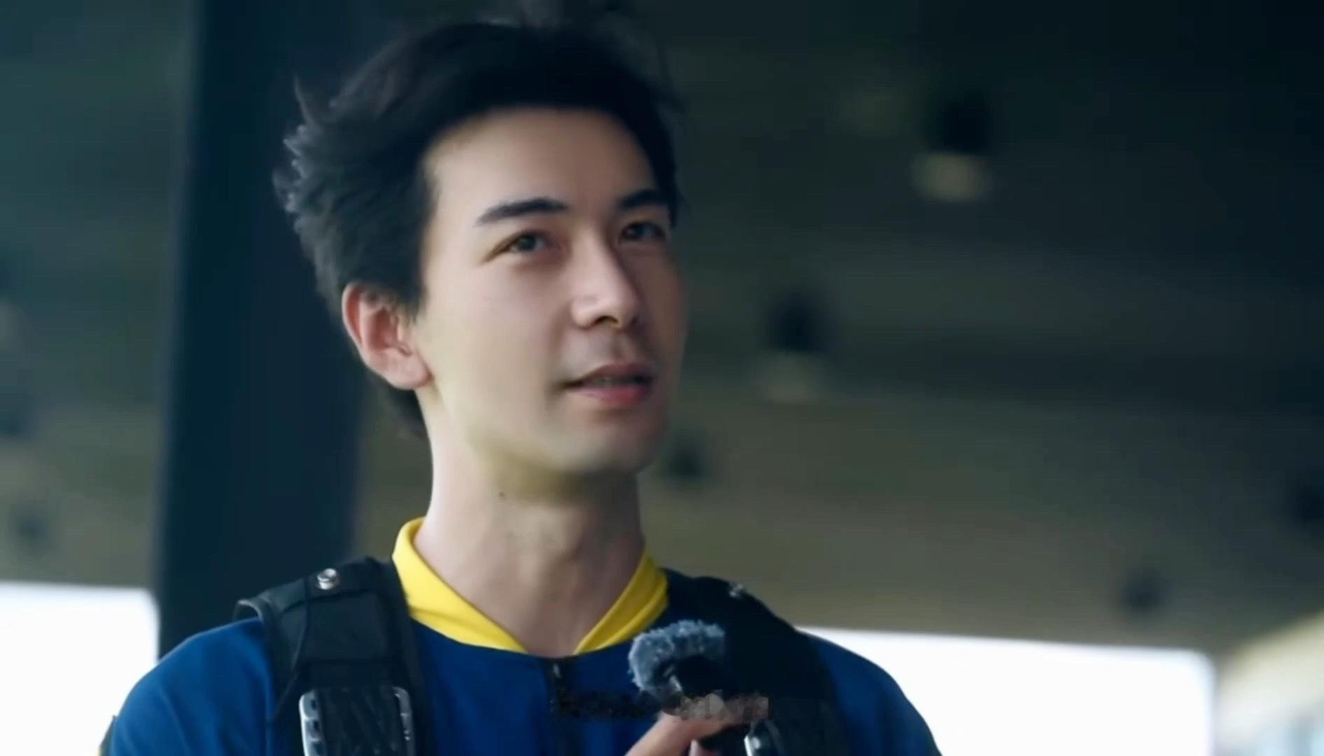 陈星旭去学跳伞了陈星旭也是认真听课反复练习跳伞了！就这样把脑海里想做的事一件件落