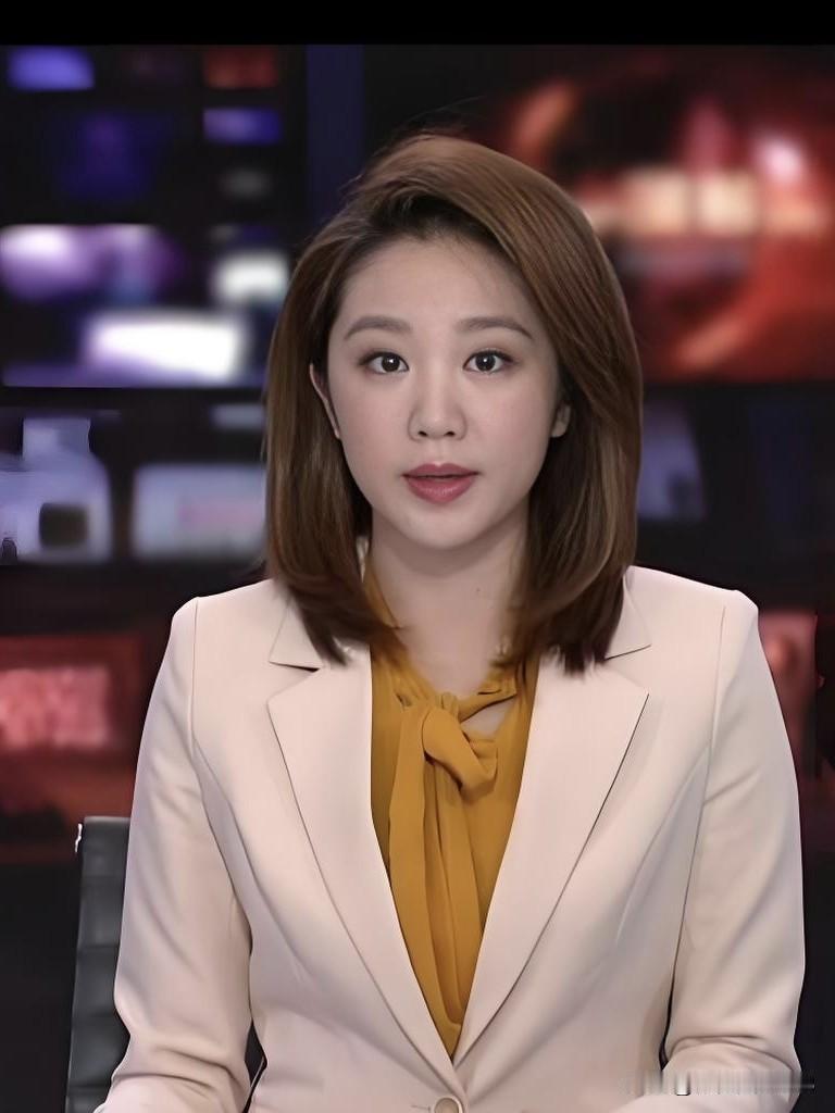 余露莹，镜头前的她从容知性，以专业与温度传递时代之声，绽放独特光彩。人每天奔波劳