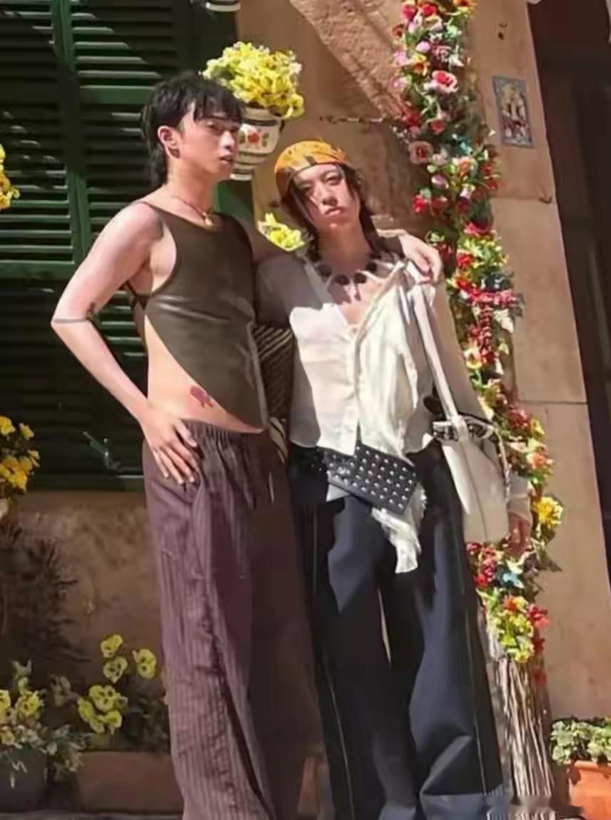伊能静儿子恩利继承了父母的艺术基因，在这个穿衣自由的时代上更是放飞自我了 ​​​