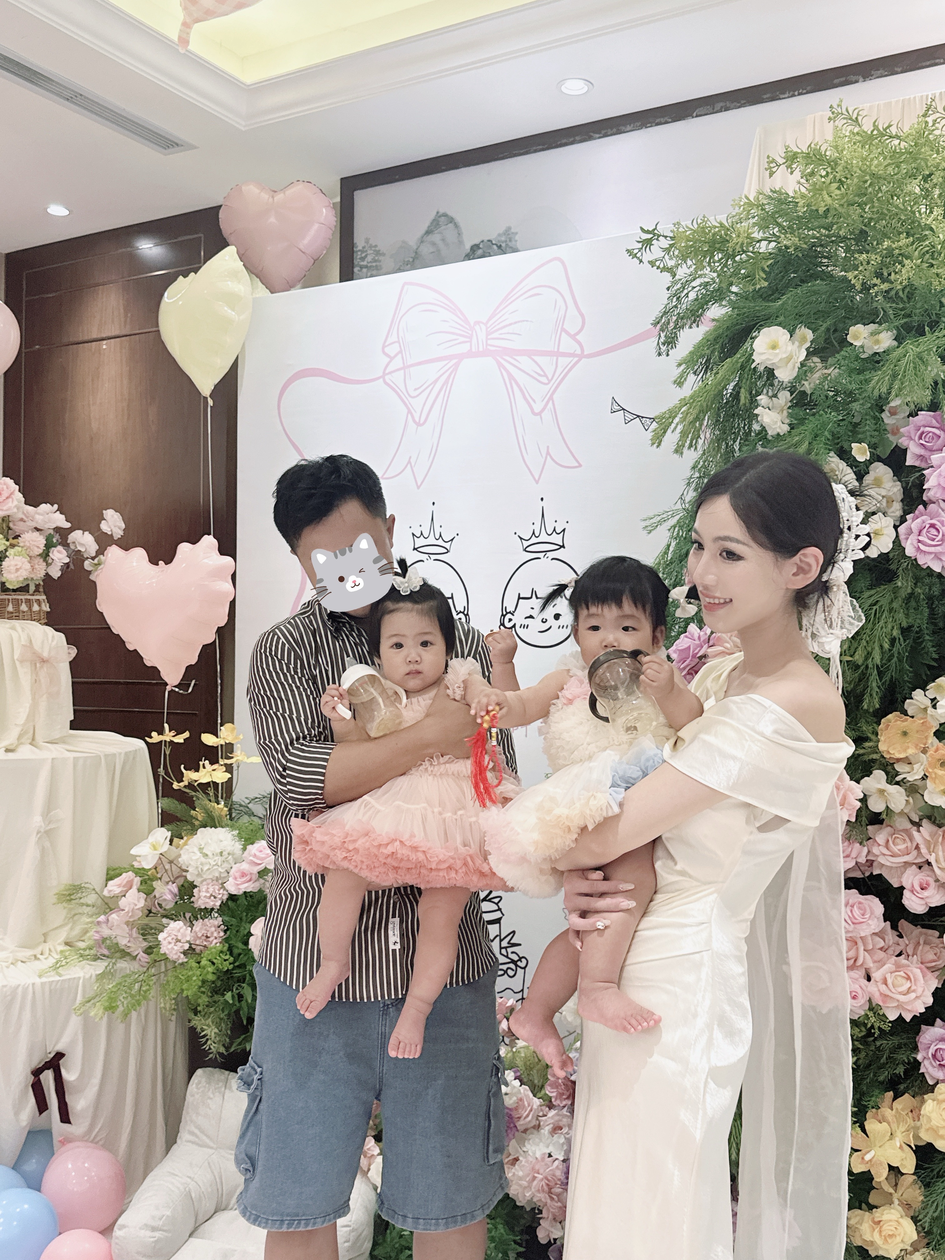 感觉她俩真的很会投胎漂亮的妈，威武的爸大绾抓周抓到了一个金葫芦小🥣抓的是一个金