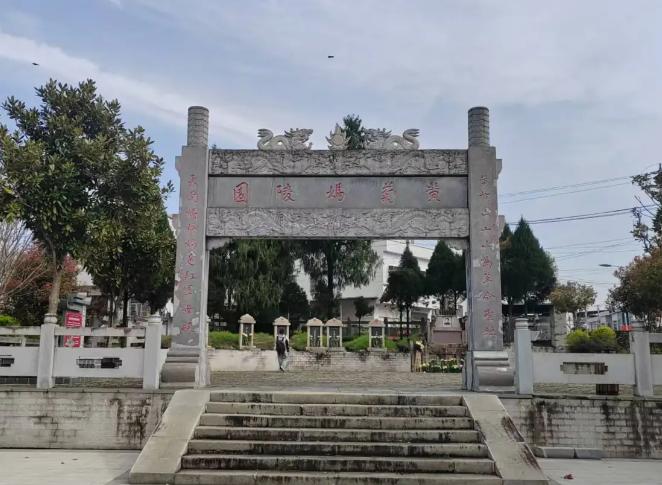 1959年，天安门城楼上无数革命人士站在这里，参加我国的10周年生日。但这其中，
