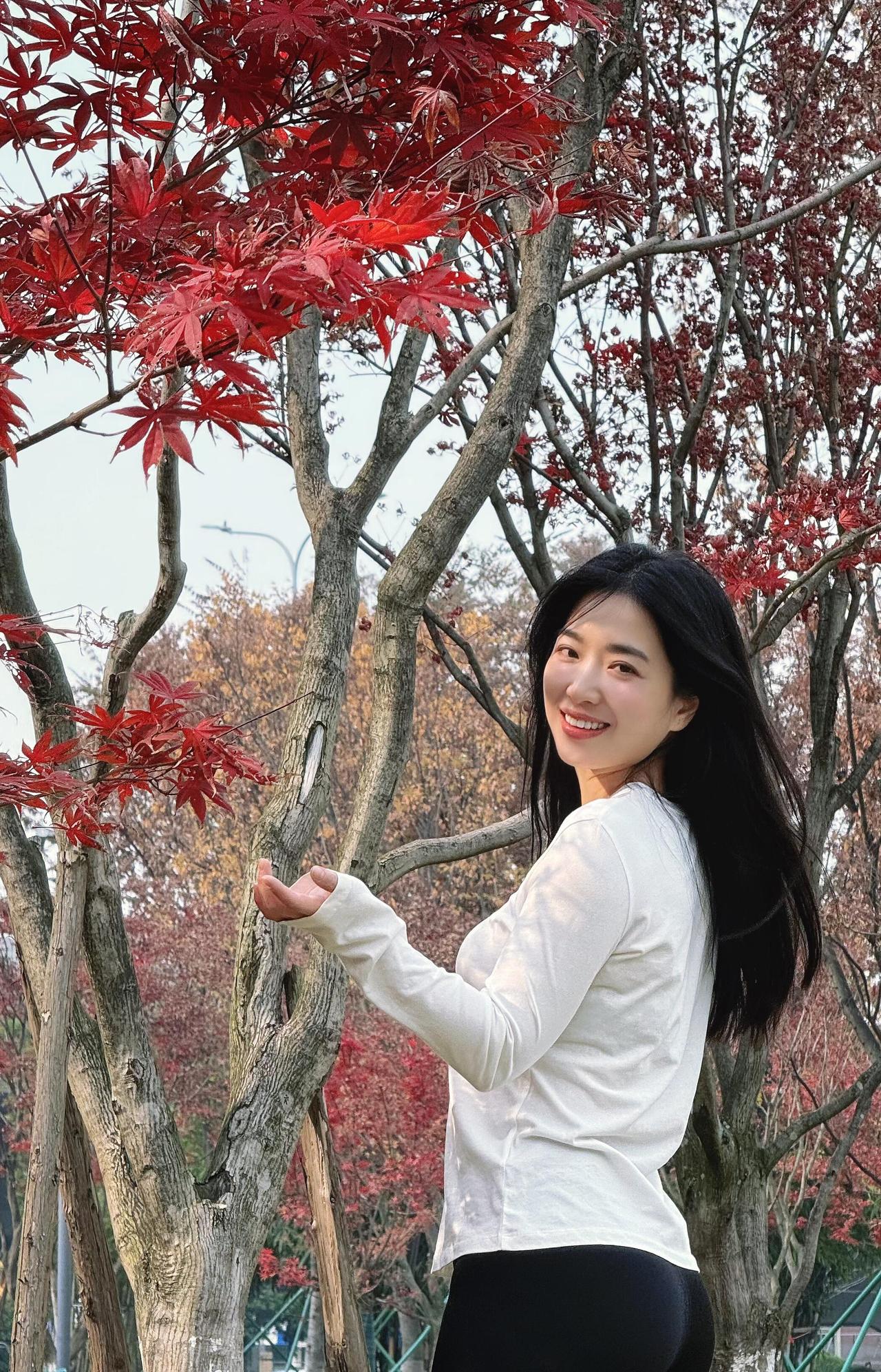 鹧鸪天·枫间晴意
 
丹枫绕身叠赤霞，风梳云鬓落清嘉。
素衣漫惹林间色，墨履轻沾