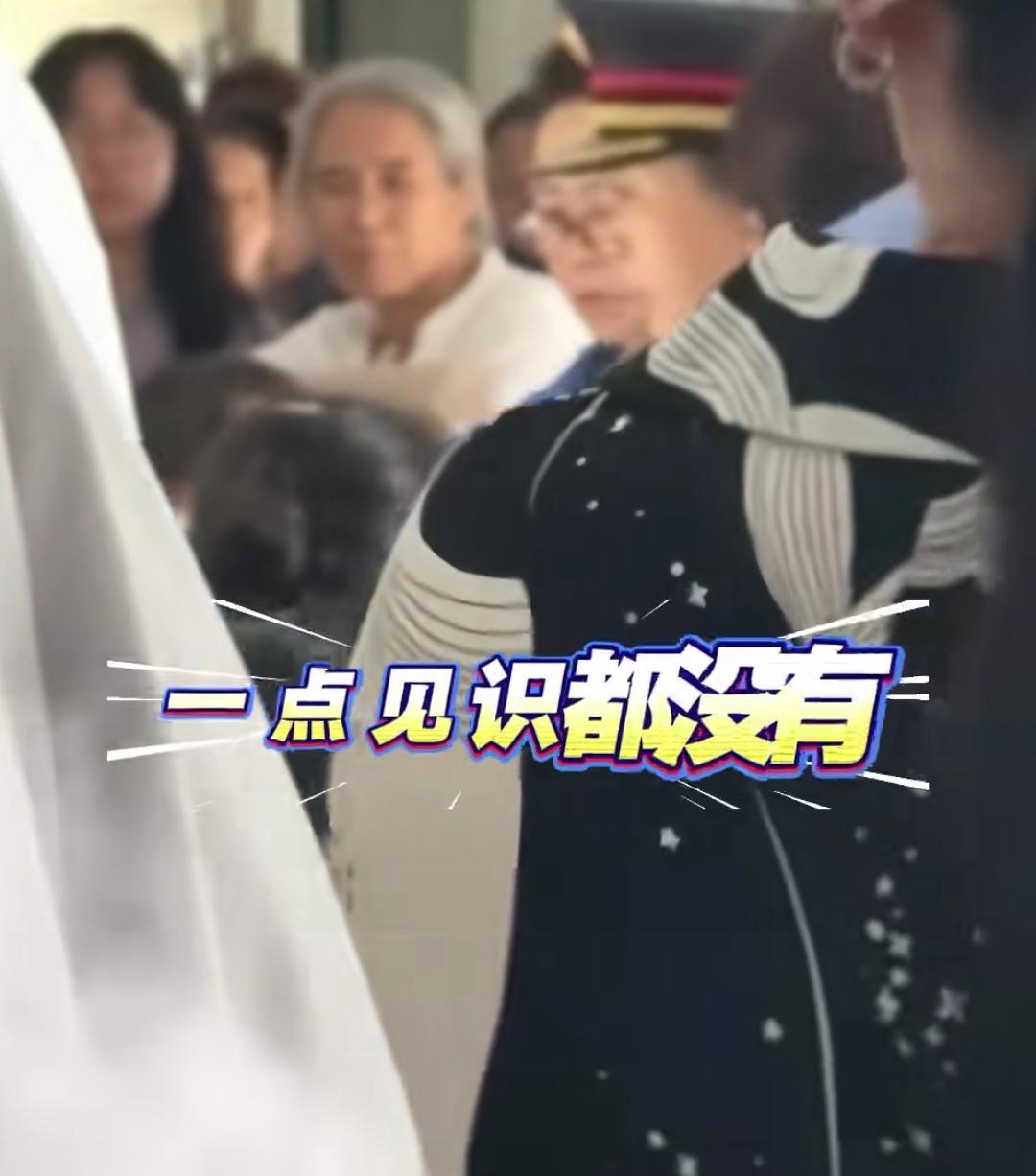 8月23日，事发辽宁的一趟列车上，一名中年阿姨带着孩子，向一位女生提出换座请求，
