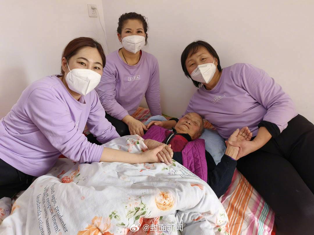 【#90后姑娘帮上千位瘫痪失能老人洗澡#】你认真抚摸过老人的皮肤吗？“90后”江