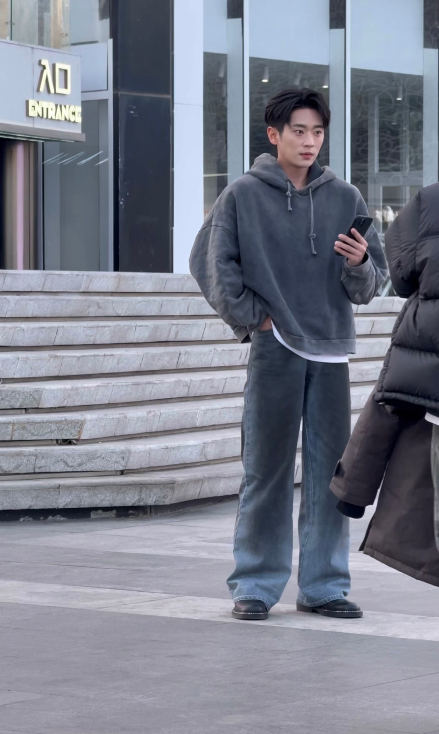 路人镜头下的丞磊 简单的卫衣配牛仔裤，丞磊路人镜头里好有少年感啊 