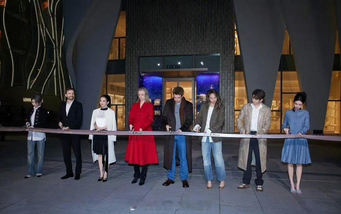 邓为Dior今晚顶级待遇秒了😎压轴出场，红毯首席设计师全程陪同，剪彩站C位旁边