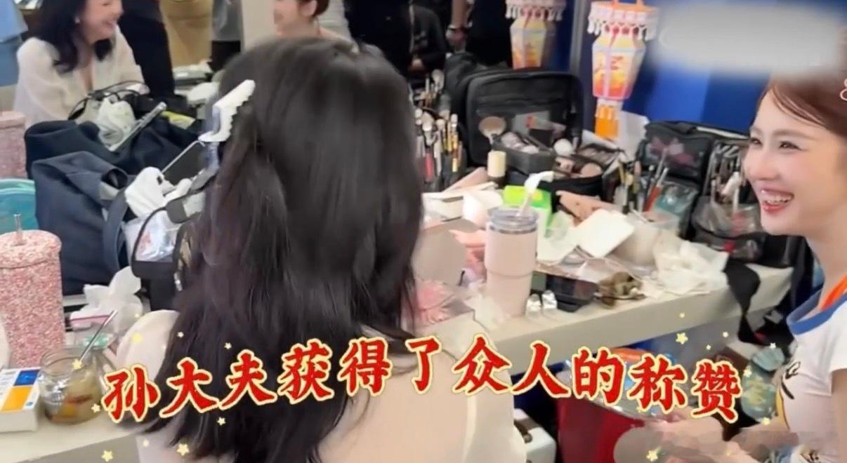 孙怡帮张慧雯摘美瞳 画面温馨又搞笑，孙怡耐心协助同伴，每一步都做得很稳妥。张慧雯