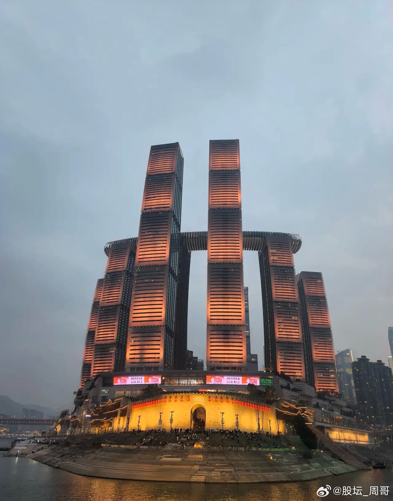 A股万亿市值上市公司有多少？1.工商银行，目前每股7.08元，总市值2.52万亿