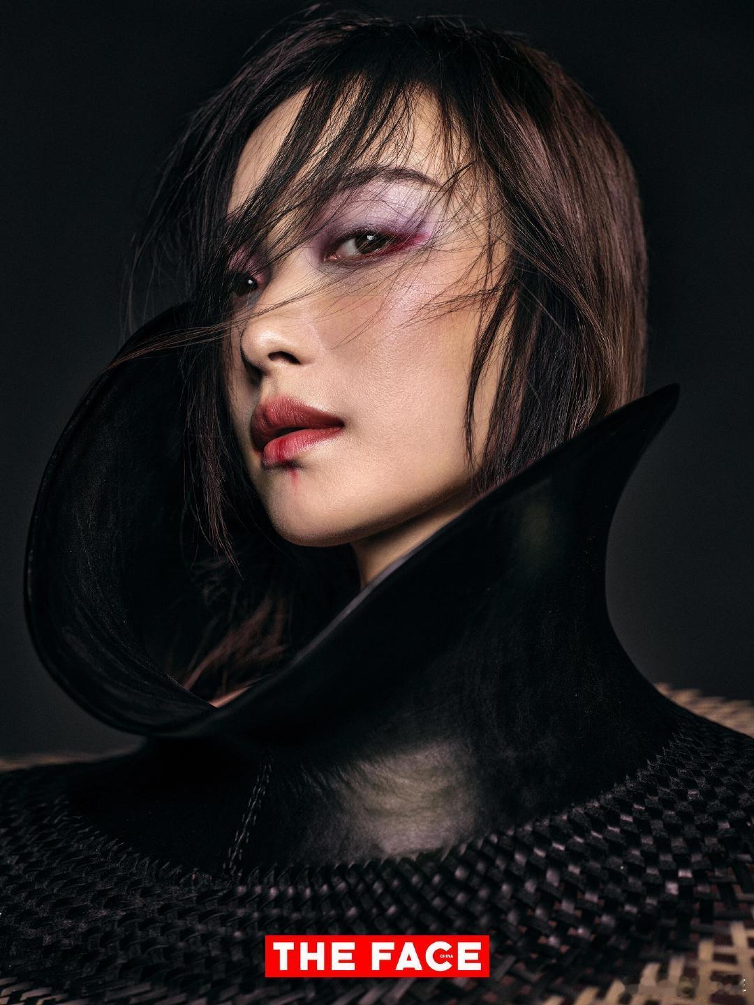 倪妮暗黑系大片倪妮时尚表现力好绝 谁懂倪妮这美貌的含金量啊！就算是化了这么浓的紫