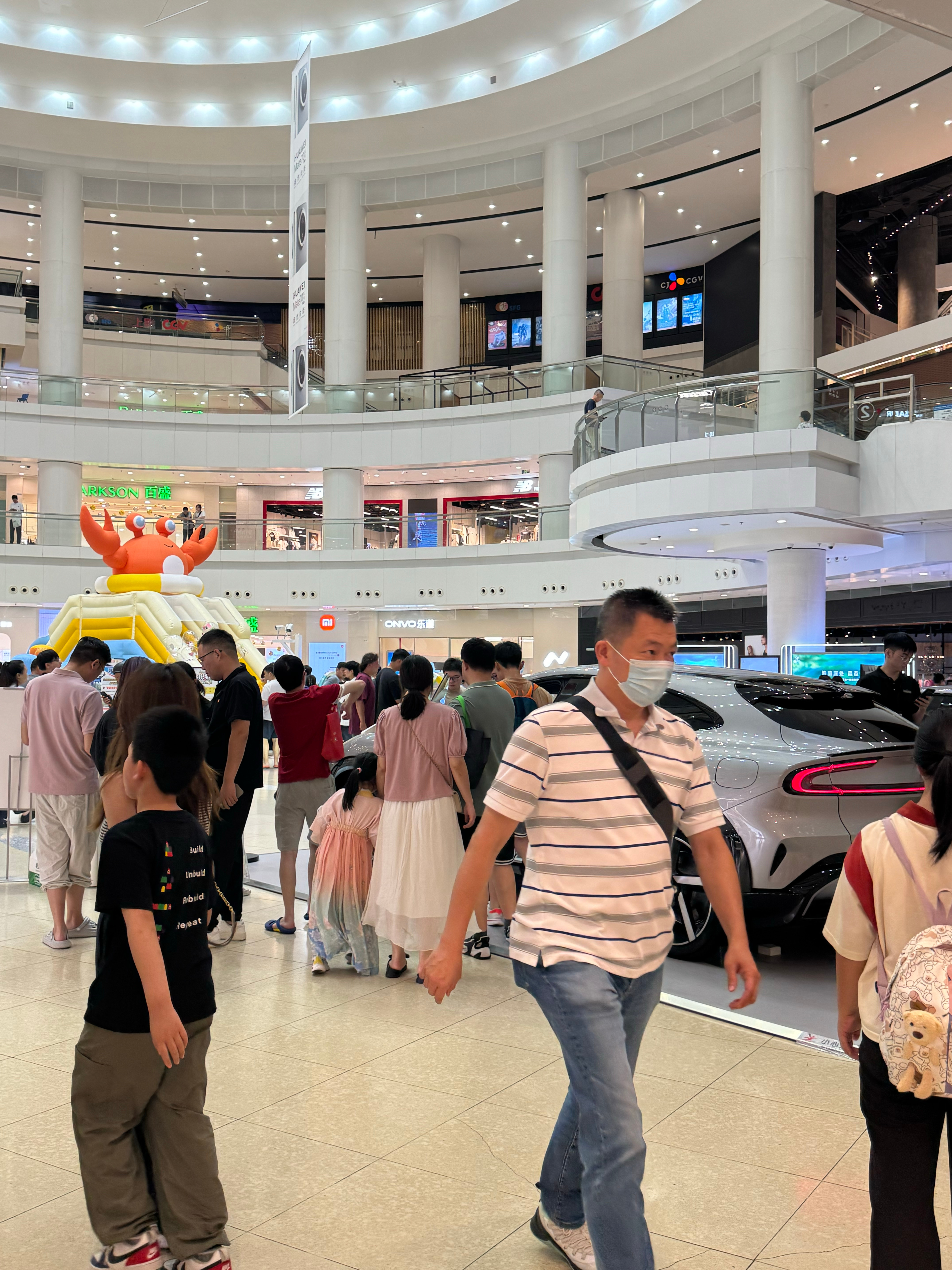 来逛莘庄仲盛商场，小米的展车面前人真的超多偶遇小孩哥被采访，豪言长大后努力赚钱要