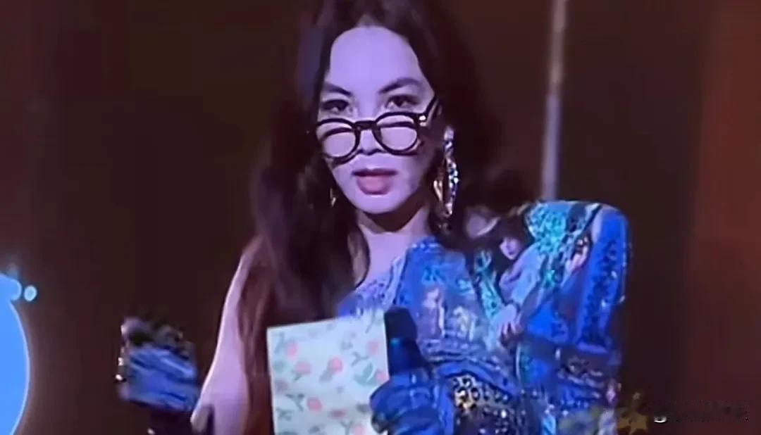 笑不活了！45岁Ella演唱会掏出老花镜读信，当年唱《不想长大》的假小子，如今被