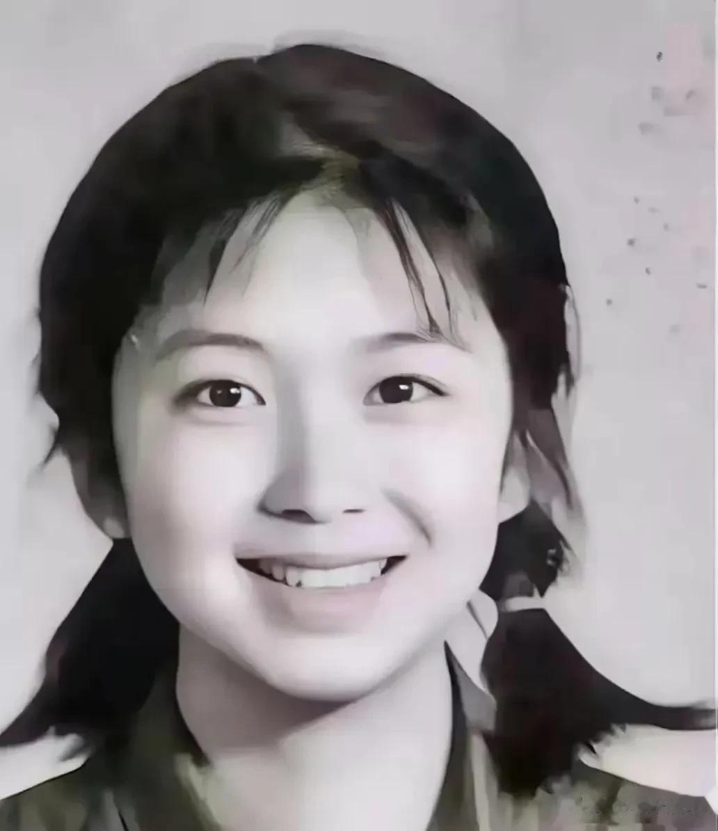 这是一张40年前、令人无限感慨照片！

无意间刷抖音发现的，这张珍贵的照片记录她