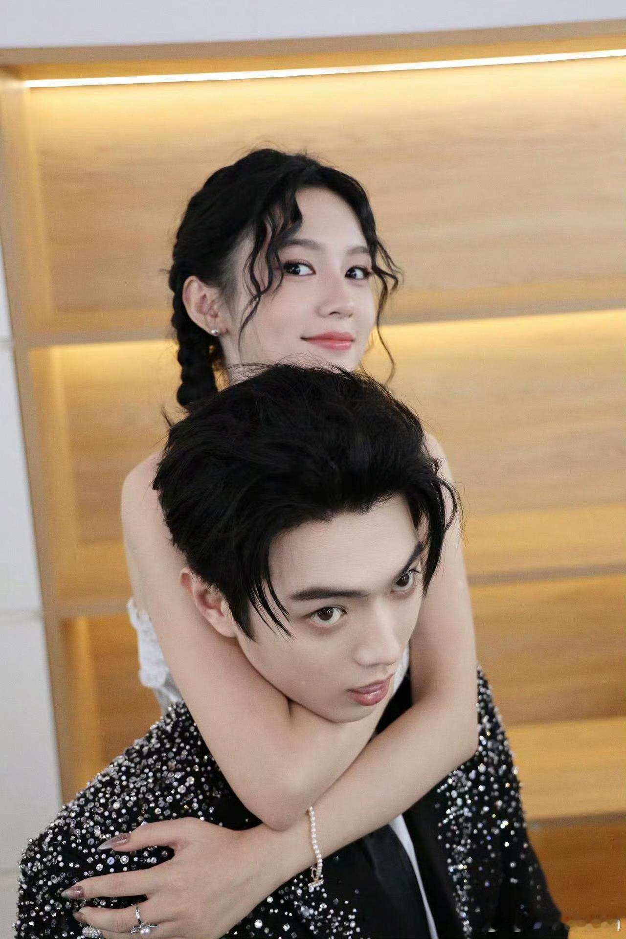 啊啊啊许凯周也搞怪合照[期待]这种又帅又美又搞笑的同框，对我的眼睛和心情都极度友